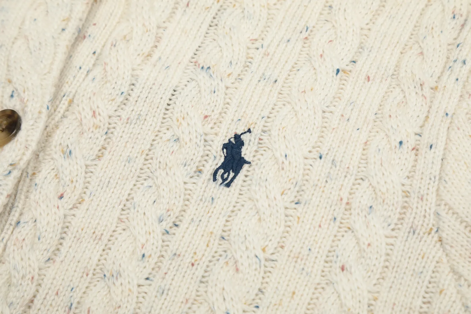 🅿️232 "Top quality" Style number: DS018# [Ralph Lauren wool blended pony embroidered logo twist knitted cardigan] ✅Ralph Lauren gradient multi-color dot versatile knitted cardigan jacket for all seasons ✅15% Merino cotton wool 85% wool blend Customized laser buttons Clean and clear texture ✅ZP quality 1:1 pattern making Scan the code to enter the GF website Counter quality ✅Details and quality are the only one in Guangzhou. Imported quality wool. Focus on high-end. Cost-effective. Needless to say good quality. ✅Restore the original version. The maximum size can be worn up to 150 pounds. Loose, comfortable and stress-free. ✅The upper body is simple and easy to wear. A must-have for goddess ootd. Good-looking clothes are never picky. A must-have in the goddess's wardrobe. Size: S-L. Color: Navy blue, light blue, off-white, leather pink, Christmas red.